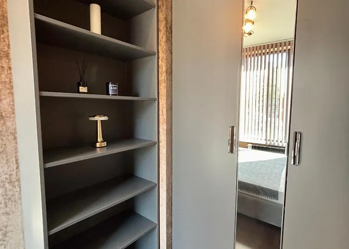 Business Park Cozy Lux & Private Garage Option