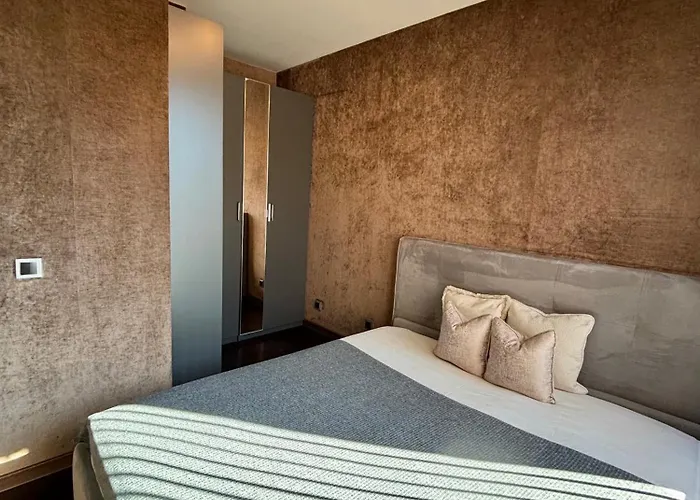 Business Park Cozy Lux & Private Garage Option דירה