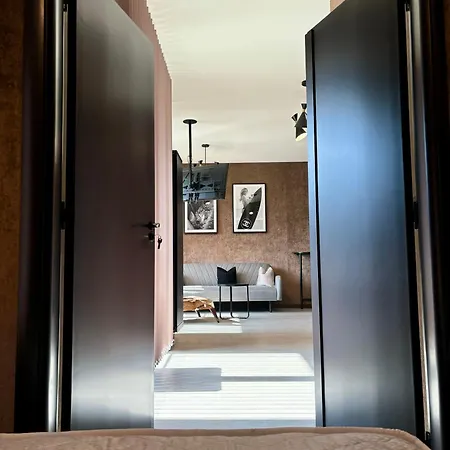 Apartman Business Park Cozy Lux & Private Garage Option *