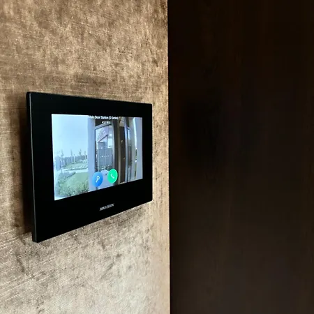 Business Park Cozy Lux & Private Garage Option