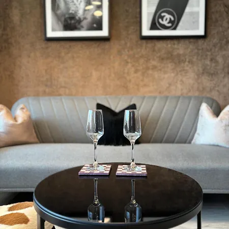 Apartman Business Park Cozy Lux & Private Garage Option *