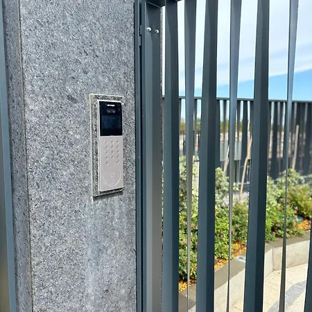 Apartman Business Park Cozy Lux & Private Garage Option