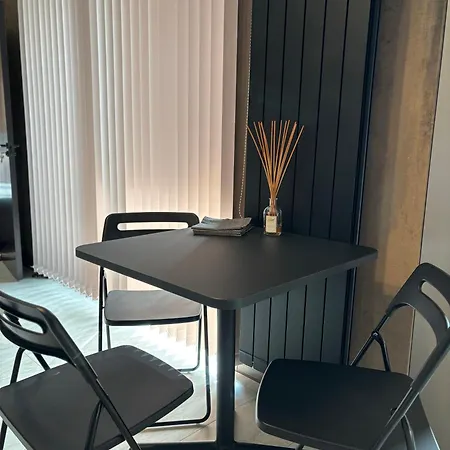 Business Park Cozy Lux & Private Garage Option Apartment