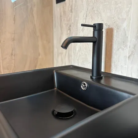 Business Park Cozy Lux & Private Garage Option *