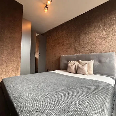 Business Park Cozy Lux & Private Garage Option アパート *