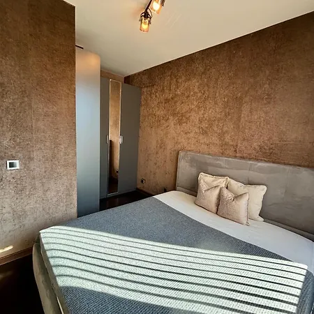 Business Park Cozy Lux & Private Garage Option アパート