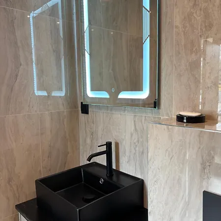 Business Park Cozy Lux & Private Garage Option *